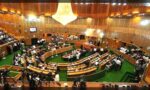 مقبوضہ جموں و کشمیر اسمبلی میں قرارداد کے موقع پر ہنگامہ آرائی کا منظر