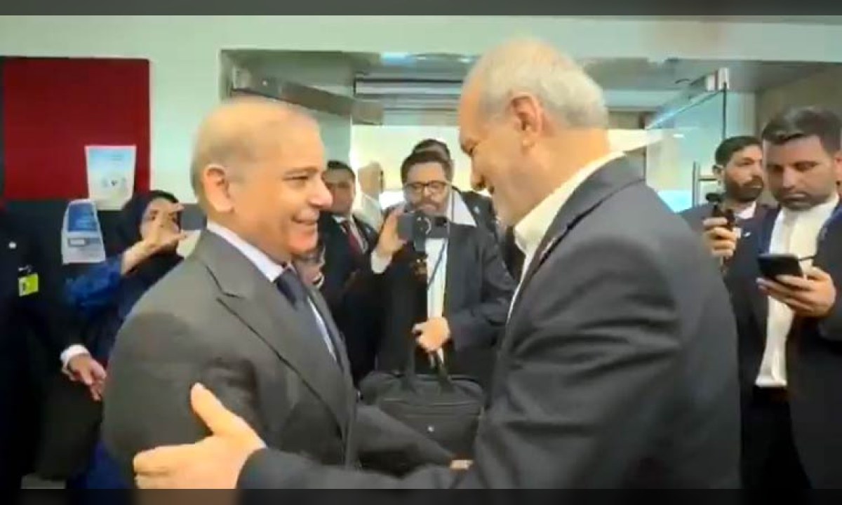 وزیراعظم شہباز شریف اور ایرانی صدر کی ملاقات کا منظر