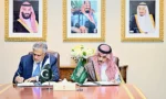 پاکستان اور سعودی عرب کے وزراء معاہدے کی دستاویزات پر دستخط کر رہے ہیں۔