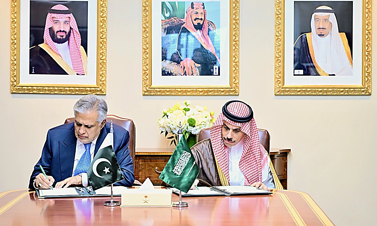 پاکستان اور سعودی عرب کے وزراء معاہدے کی دستاویزات پر دستخط کر رہے ہیں۔