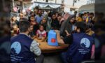 ملک بھر میں جاری انسدادِ پولیو مہم کے دوران بچوں کو قطرے پلائے جا رہے ہیں۔