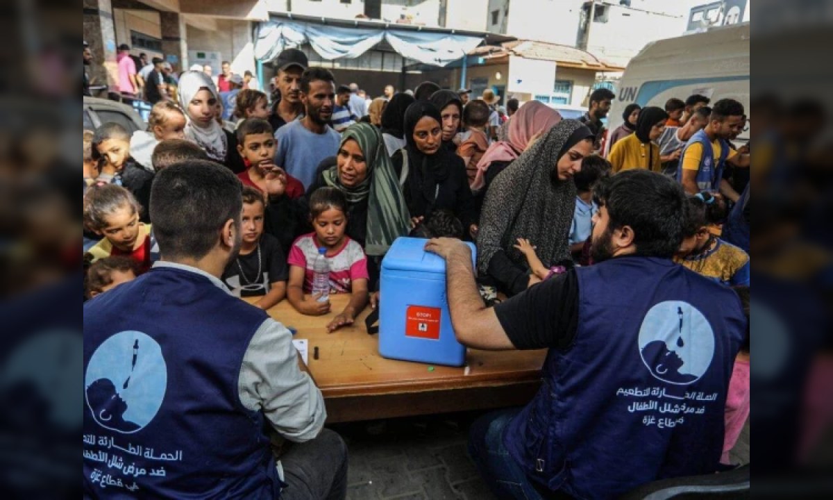 ملک بھر میں جاری انسدادِ پولیو مہم کے دوران بچوں کو قطرے پلائے جا رہے ہیں۔