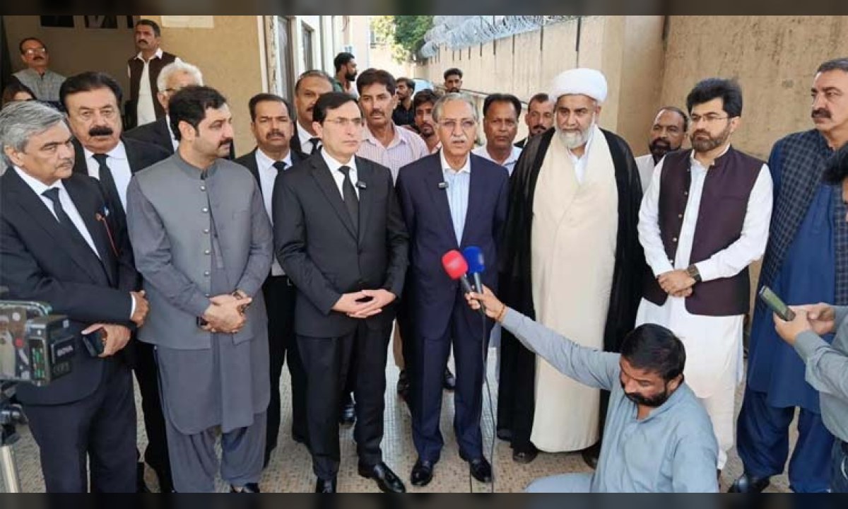 تحریک انصاف کے رہنما اور اپوزیشن وفد کی ملاقات اور لانگ مارچ کی تیاریوں کا منظر