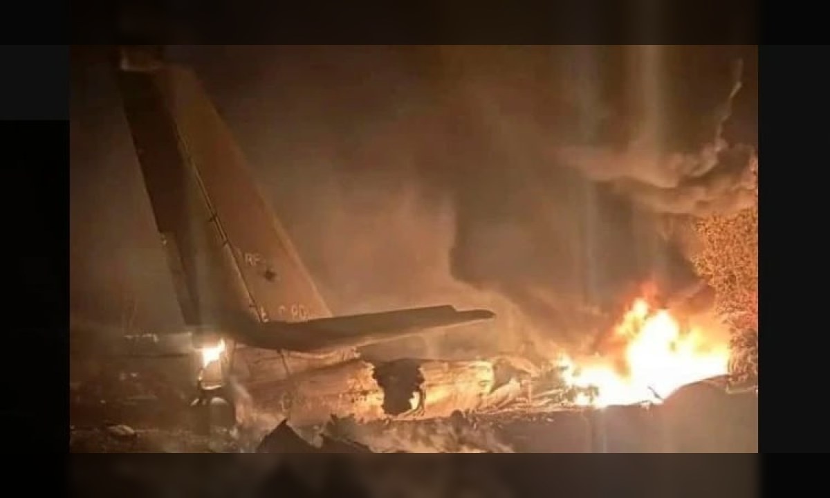 روس کے امور ریجن میں گر کر تباہ ہونے والے فوجی طیارے کے حادثے کی جگہ کا منظر۔