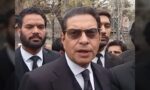 سلمان اکرم راجا لاہور ہائیکورٹ کے باہر میڈیا سے گفتگو کر رہے ہیں۔