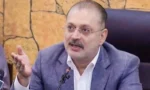 سندھ کے سینئر وزیر شرجیل انعام میمن پریس کانفرنس سے خطاب کر رہے ہیں۔