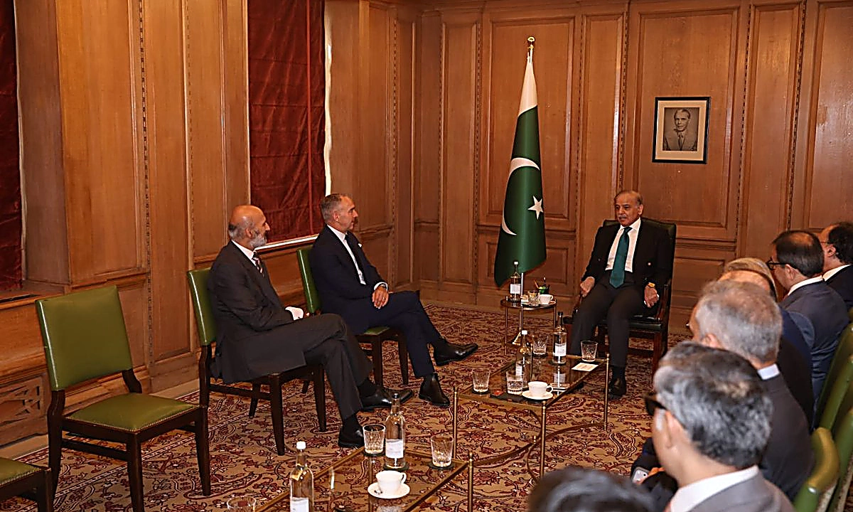 وزیراعظم محمد شہباز شریف سے لندن میں روتھسچلڈ اینڈ کمپنی کے وفد کی ملاقات کا منظر