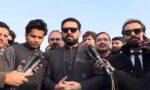 لاہور میں وزیراعلیٰ خیبرپختونخوا کی آمد پر ہنگامہ آرائی، مرحوم کارکن کے گھر تلخ کلامی اور پولیس وین کا تنازعہ