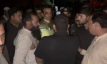 وزیر آباد میں مشتبہ حملہ آور کی گرفتاری کے بعد کا منظر جب سکیورٹی اہلکار اور پولیس موجود ہیں۔