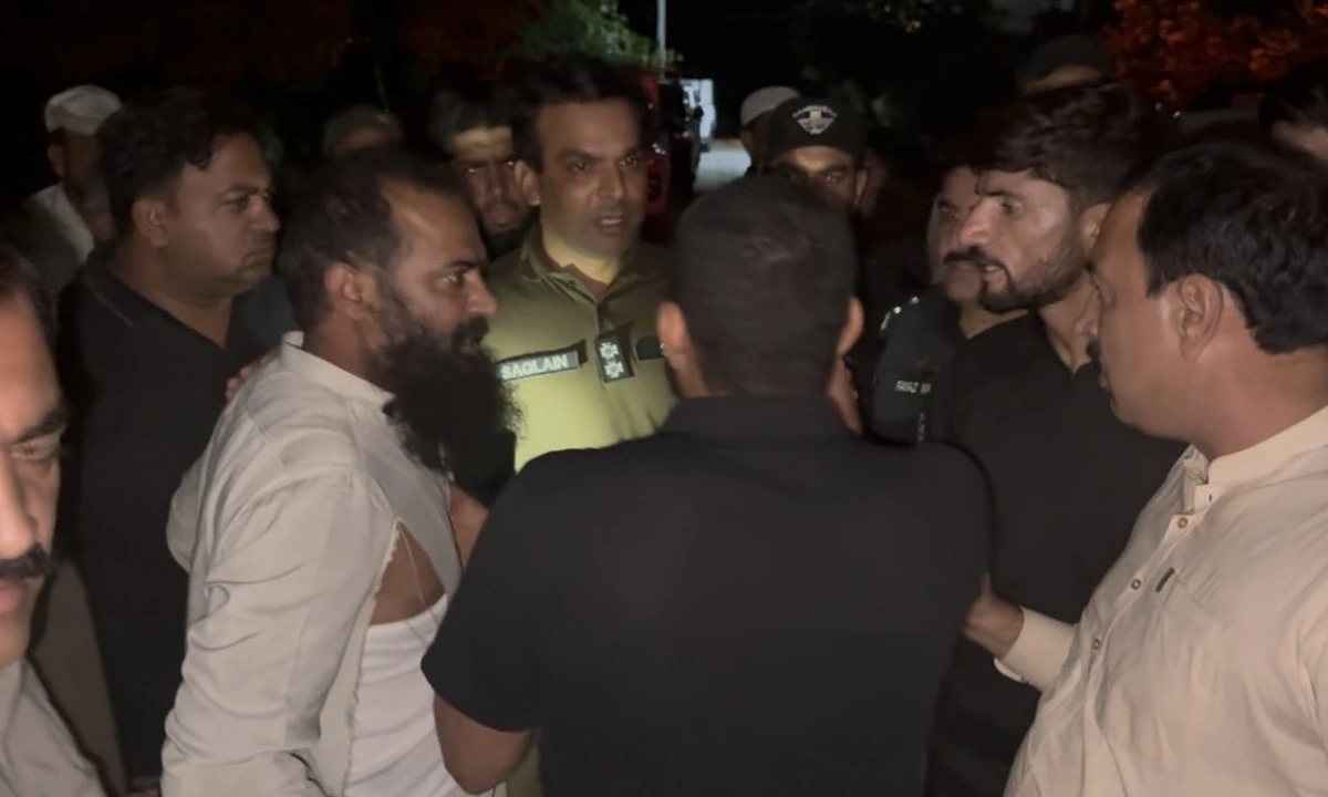 وزیر آباد میں مشتبہ حملہ آور کی گرفتاری کے بعد کا منظر جب سکیورٹی اہلکار اور پولیس موجود ہیں۔