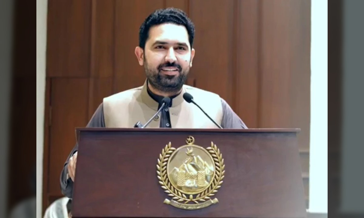 وزیراعلیٰ خیبرپختونخوا سہیل آفریدی پشاور میں صحافیوں سے گفتگو کر رہے ہیں۔