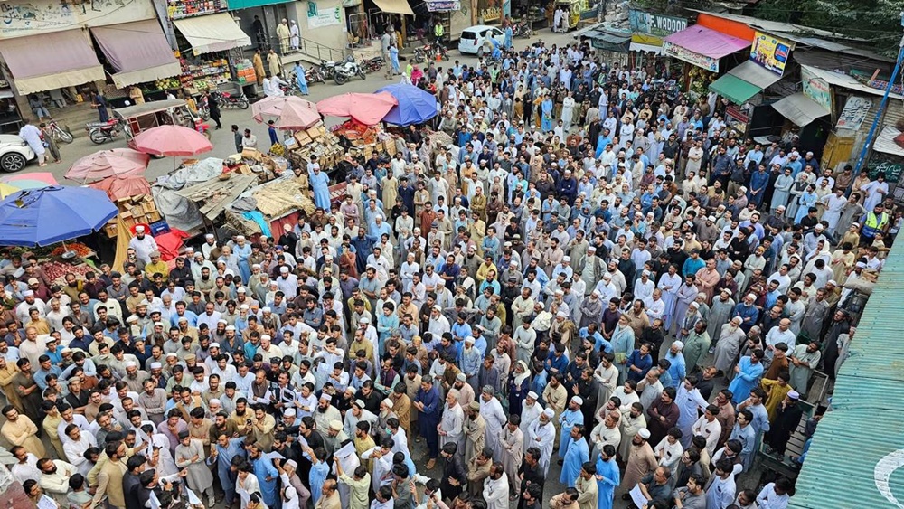 سوات: مدین میں زیادتی کے بعد قتل ہونے والی کمسن طالبہ کے المناک واقعے کے خلاف احتجاج
