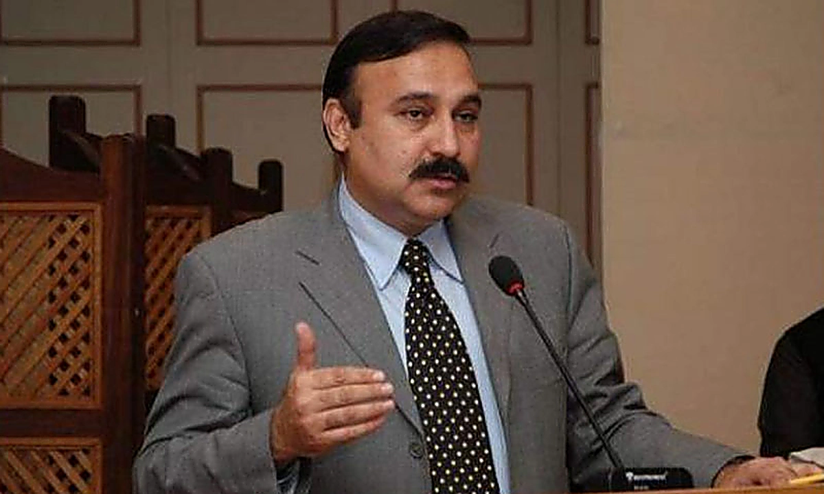 وفاقی وزیر برائے پارلیمانی امور طارق فضل چوہدری میڈیا سے گفتگو کرتے ہوئے