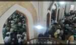 اجین میں تاریخی شاہی مسجد کے باہر سکیورٹی اور عوام کا اجتماع