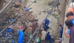 نالے میں گرنے والے افراد کو نکالا جا رہا ہے،فوٹو مقامی میڈیا