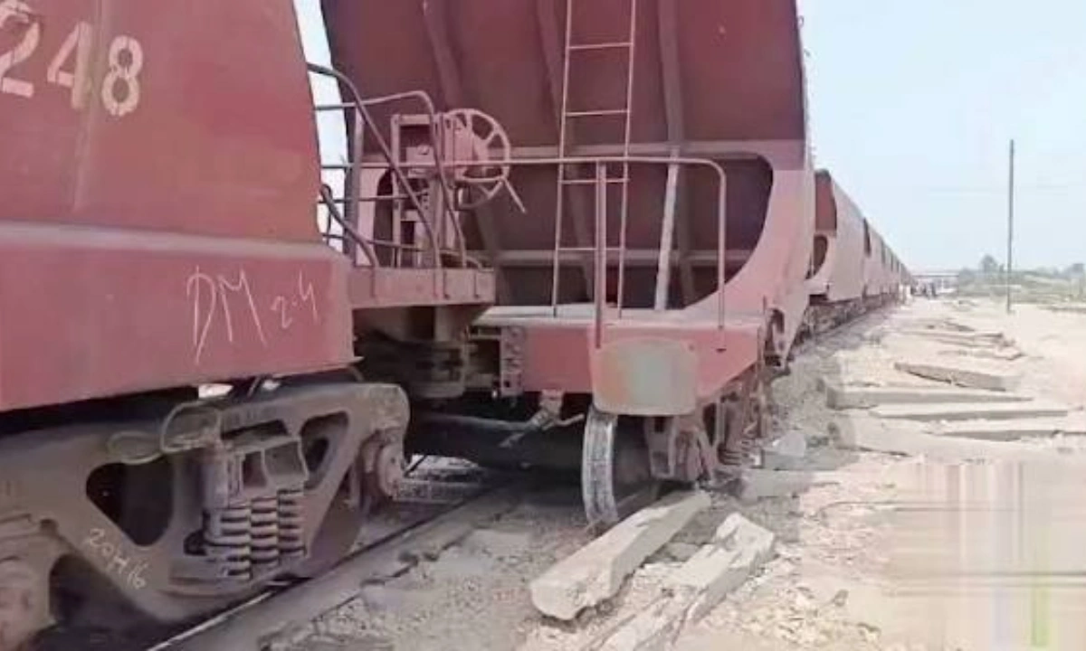 نواب شاہ میں مال بردار ٹرین کی بوگی پٹری سے اتر گئی، ڈاؤن ٹریک بند
