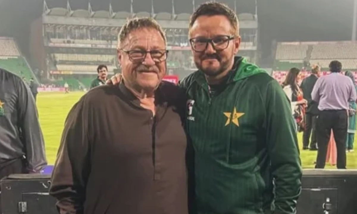 نیوزی لینڈ سے پاکستان آمد، مائیک ہیسن کے والد قذافی اسٹیڈیم پہنچ گئے