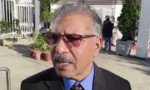 بیرسٹر علی ظفر پارلیمنٹ کے باہر صحافیوں سے گفتگو کر رہے ہیں