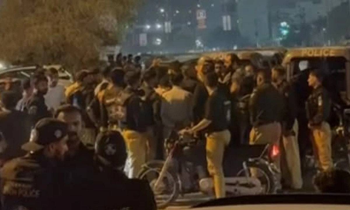کراچی پولیس کے دو یونٹس میں جھگڑا، 16 افسران و اہلکار معطل