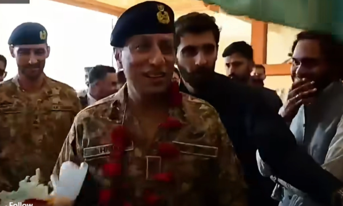 ڈی جی آئی ایس پی آر کا پشاور کا دورہ، یونیورسٹی طلبہ سے سکیورٹی صورتحال پر گفتگو