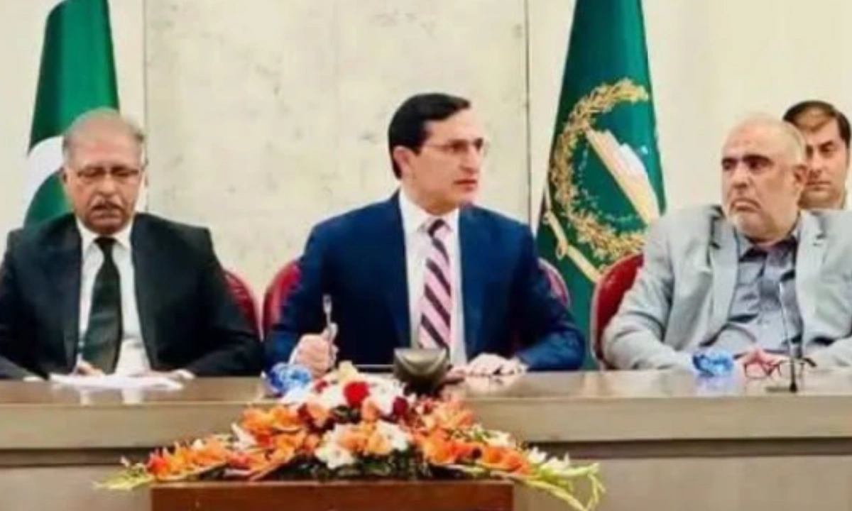 پی ٹی آئی کے پارلیمانی اجلاس میں اختلافات سامنے آگئے