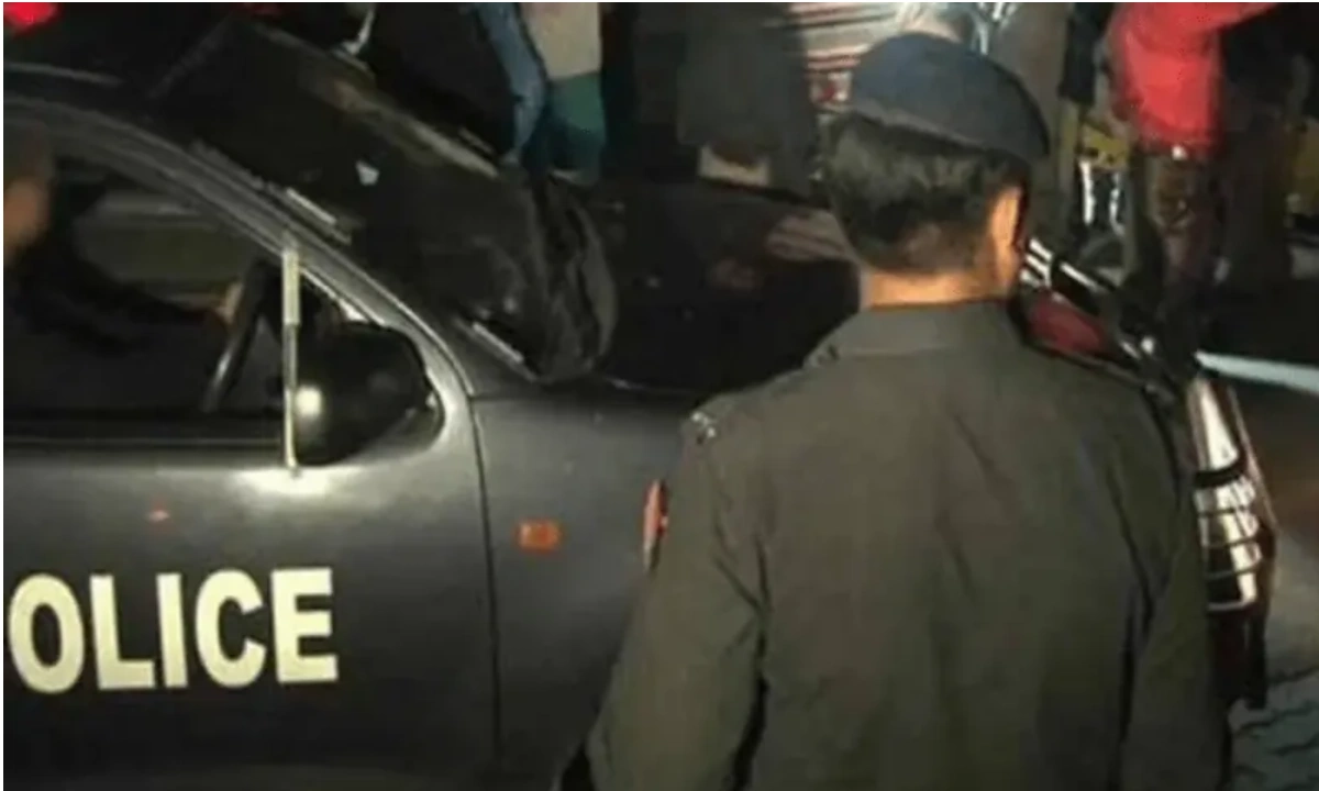 کراچی میں کار سوار فیملی سے ڈیڑھ کروڑ روپے کا سونا لوٹ لیا گیا