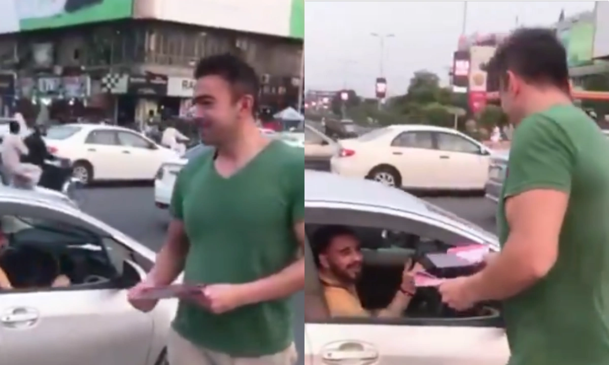 کراچی میں اداکار شان شوکت خانم ہسپتال کے لیے عطیات جمع کرنے سڑکوں پر نکل آئے