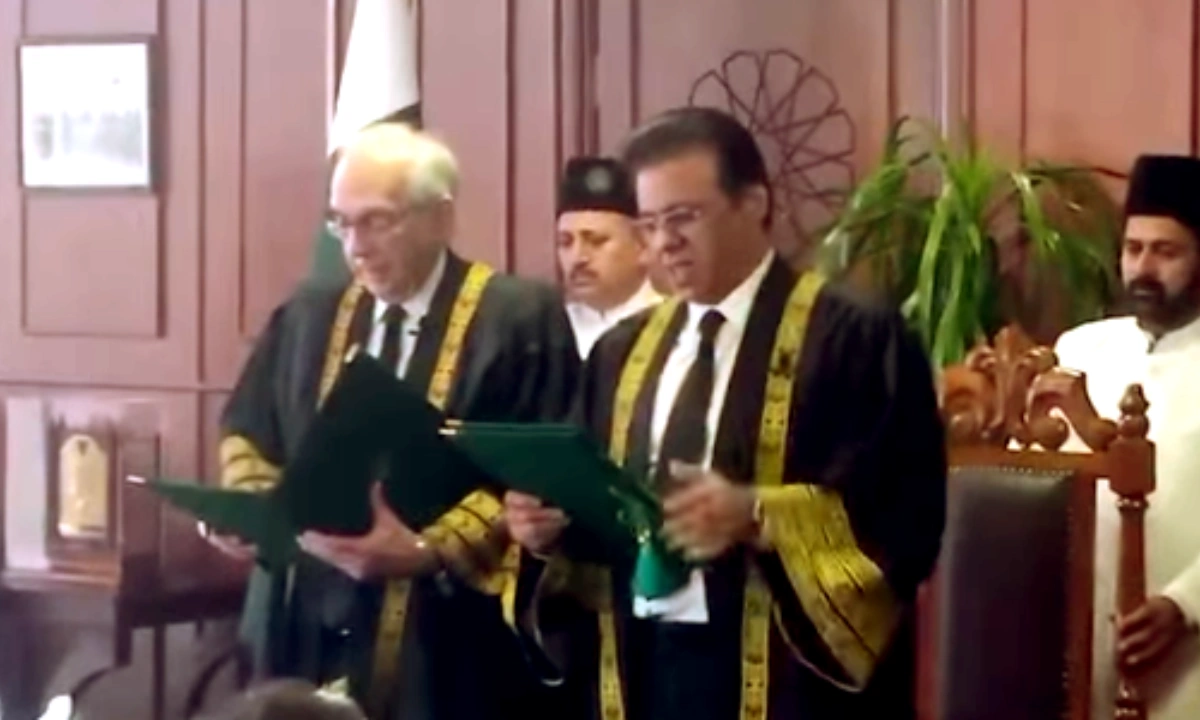 جسٹس منیب اختر نے قائم مقام چیف جسٹس پاکستان کا حلف اٹھا لیا
