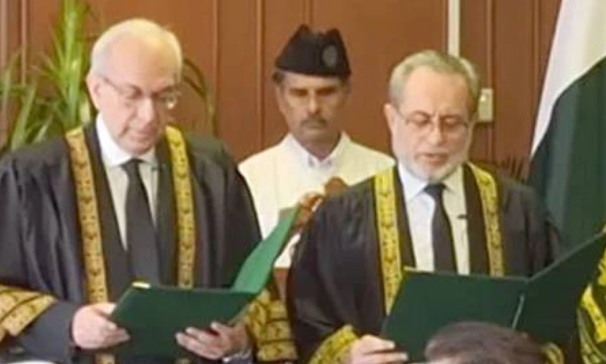 جسٹس منیب اختر نے بطور قائم مقام چیف جسٹس حلف اٹھا لیا