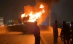 کراچی:کورنگی میں ٹرالر کی ٹکر سے موٹرسائیکل سوار جاں بحق،اہلیہ زخمی، مشتعل ہجوم نے گاڑی نذرِ آتش کر دی