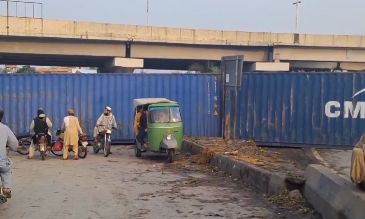 پشاور میں اہم شاہراہیں بند،ریڈ زون سیل،ٹریفک کے لیے متبادل پلان جاری