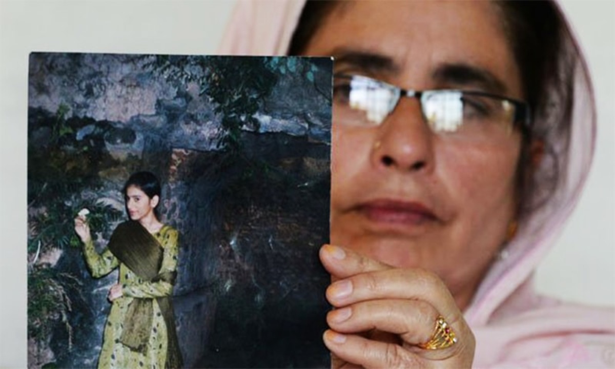 نازش کی والدہ بچی کی تصویر دکھارہی ہیں