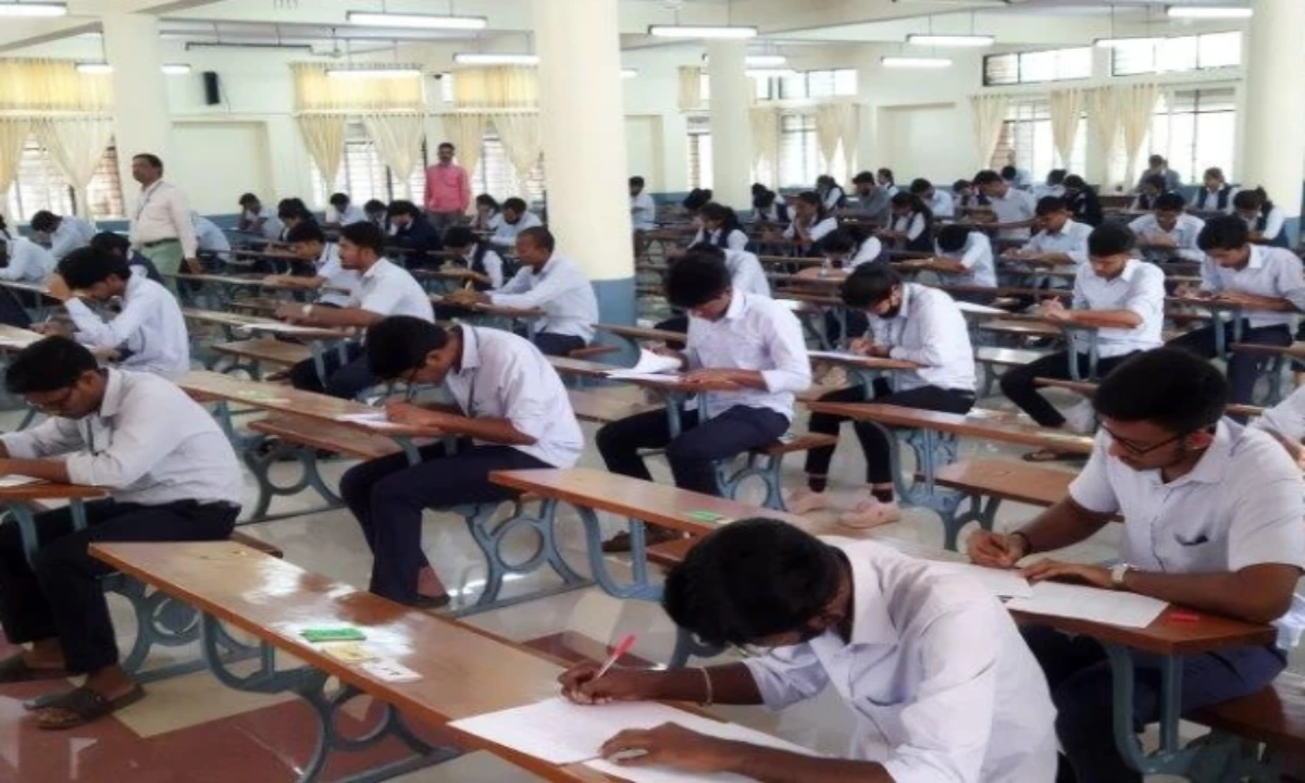 پی ٹی آئی لانگ مارچ، پشاور میں میٹرک سپلیمنٹری امتحانات ملتوی(فائل فوٹو)