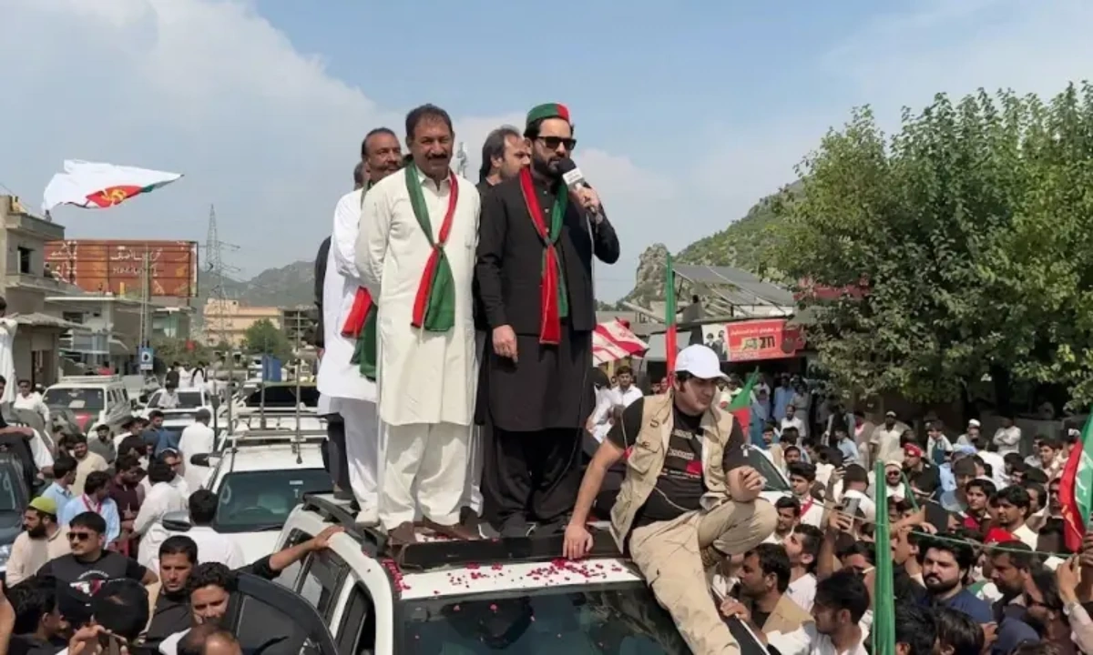 پی ٹی آئی کا 4 اکتوبر کو لانگ مارچ،سیاسی کمیٹی نے منظوری دے دی