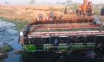پنڈی بھٹیاں میں مسافر بس کھائی میں جا گری، 40 افراد زخمی