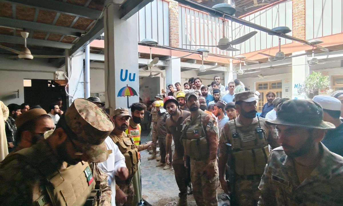 پشاور اسکول حادثہ، پاک فوج اور ریسکیو اداروں کا مشترکہ آپریشن جاری