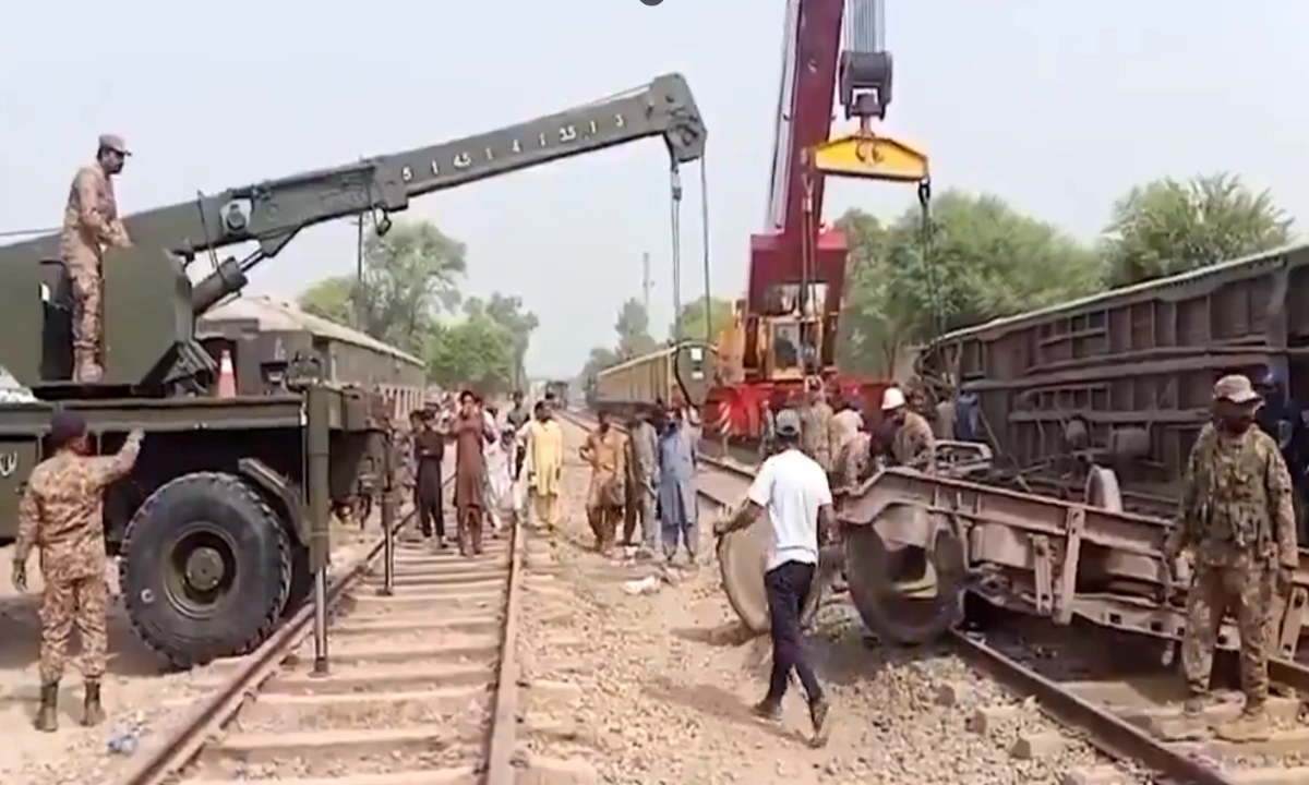 رحمان بابا ایکسپریس حادثے کا شکار، پاک فوج کی امدادی کارروائیاں جاری فوٹو سوشل میڈیا( ایکس)