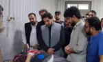 اسکول حادثہ،کمشنر پشاور ڈویژن خالد محمود کا زخمیوں کی عیادت کیلئے اسپتال کا دورہ
