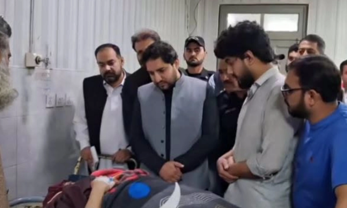 اسکول حادثہ،کمشنر پشاور ڈویژن خالد محمود کا زخمیوں کی عیادت کیلئے اسپتال کا دورہ