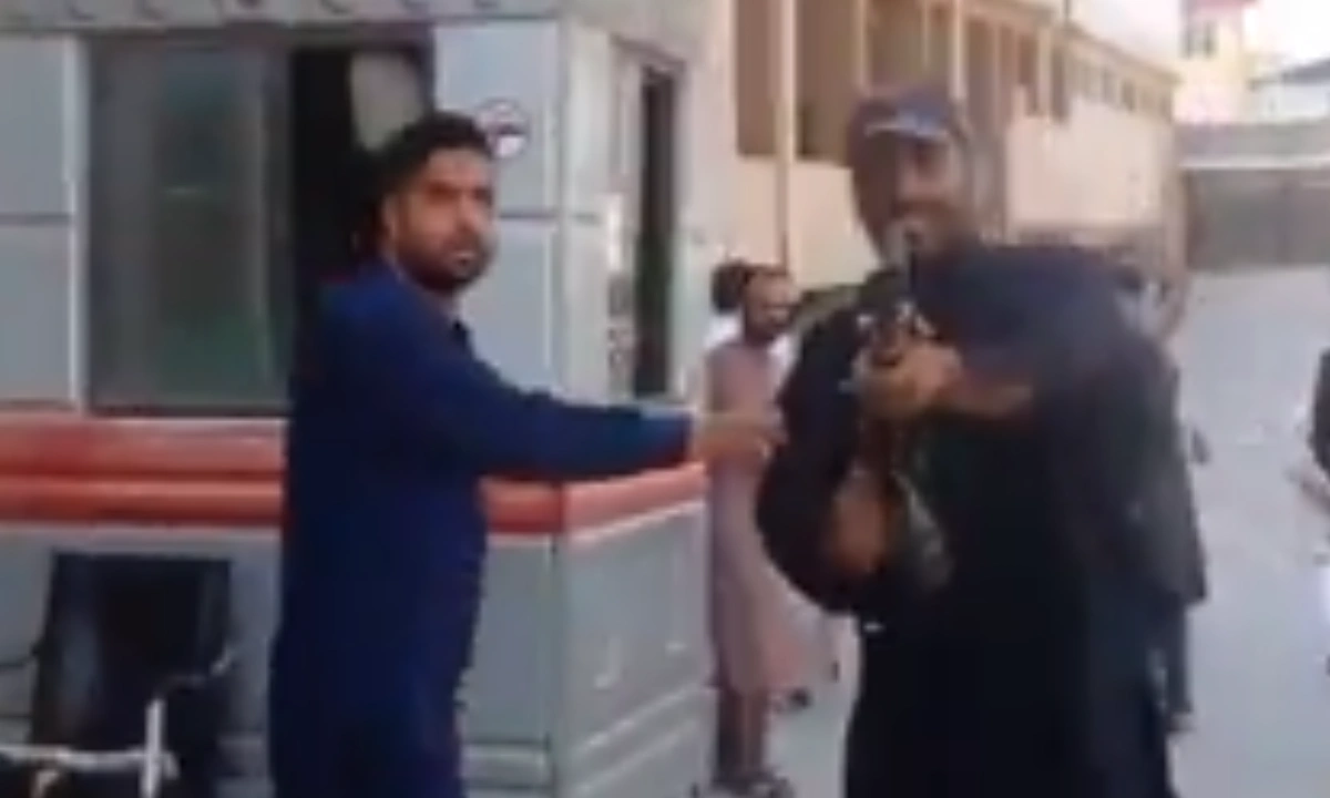 پشاور میں احتجاج کرنے والے یونیورسٹی طلباء پر سیکیورٹی گارڈز کی فائرنگ