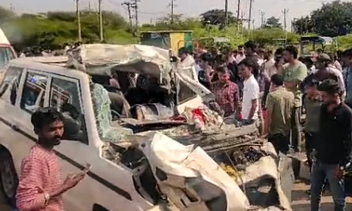 بھارتی ریاست گجرات میں تیز رفتار گاڑی ٹریلر سے ٹکرا گئی،7 افراد ہلاک