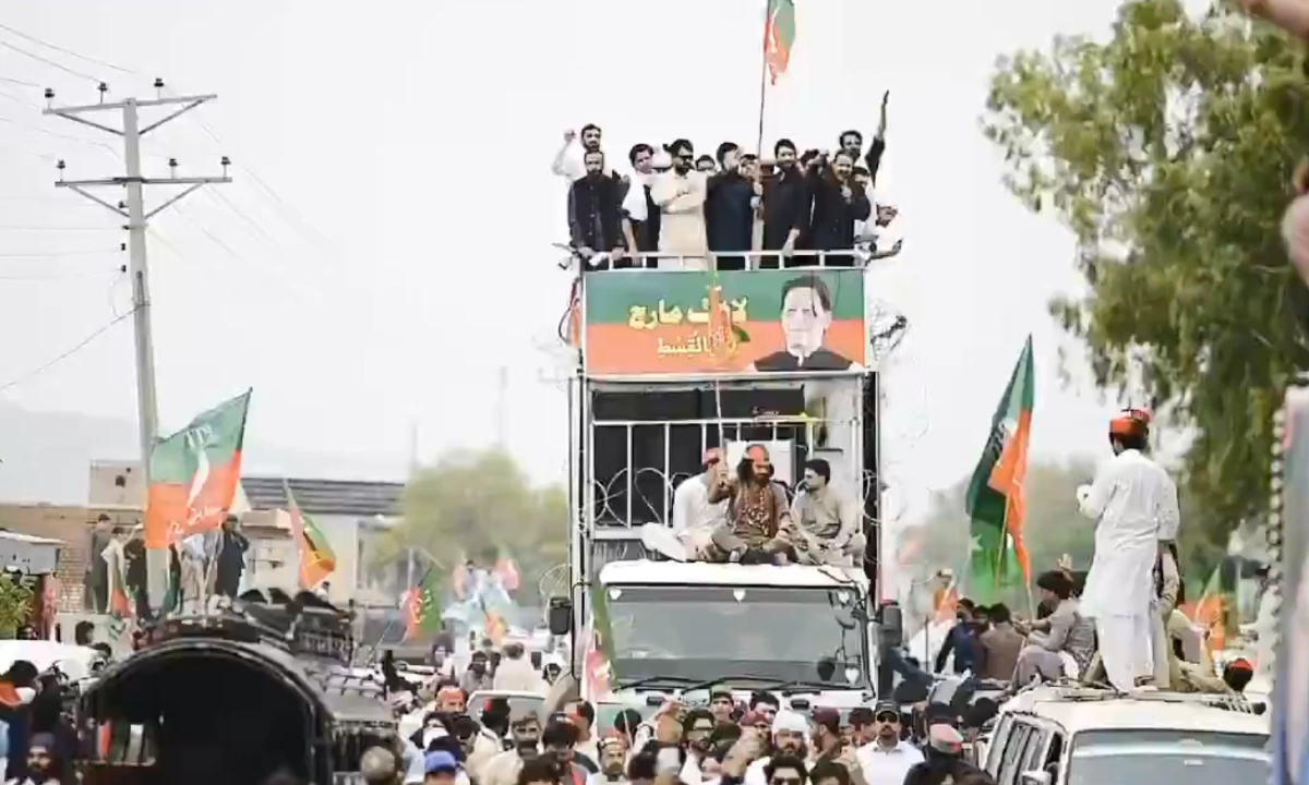 تحریک انصاف کا لانگ مارچ کوہاٹ پہنچ گیا،کارکنوں کا پرتپاک استقبال(فوٹو سوشل میڈیا ایکس)