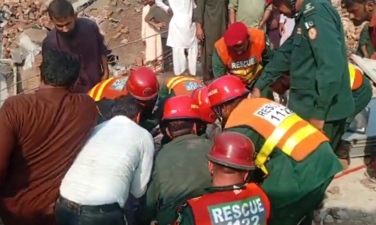 ملتان میں زیرِ تعمیر پلازے کی چھت گر گئی،متعدد مزدوروں کے ملبے تلے دبے ہونے کا خدشہ