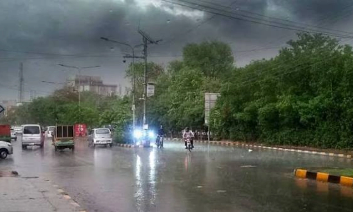 لاہور میں ہلکی بارش اور ٹھنڈی ہواؤں سے موسم خوشگوار، مزید بارش کا امکان