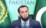 وفاقی وزیر اطلاعات عطا تارڑ میڈیا سے گفتگو کر رہے ہیں۔
