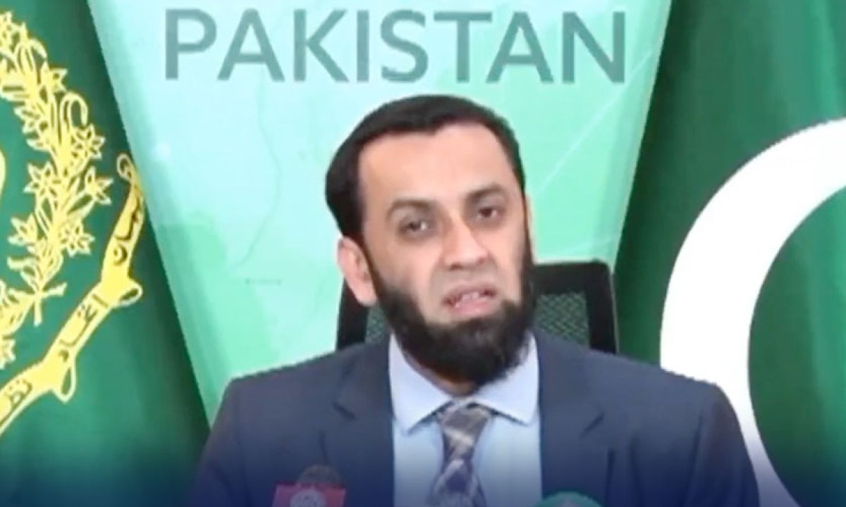 وفاقی وزیر اطلاعات عطا تارڑ میڈیا سے گفتگو کر رہے ہیں۔