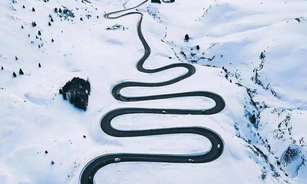 برف ہٹائے جانے کے بعد ٹریفک کے لیے بحال ہونے والی بابوسر ٹاپ روڈ کا ایک منظر۔