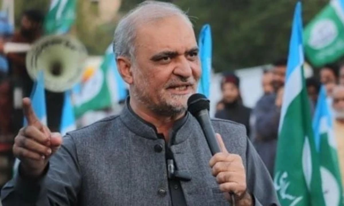بینظیر انکم سپورٹ پروگرام اور مالی بے ضابطگیوں کے حوالے سے قومی اسمبلی میں پیش کردہ دستاویزات کا منظر۔