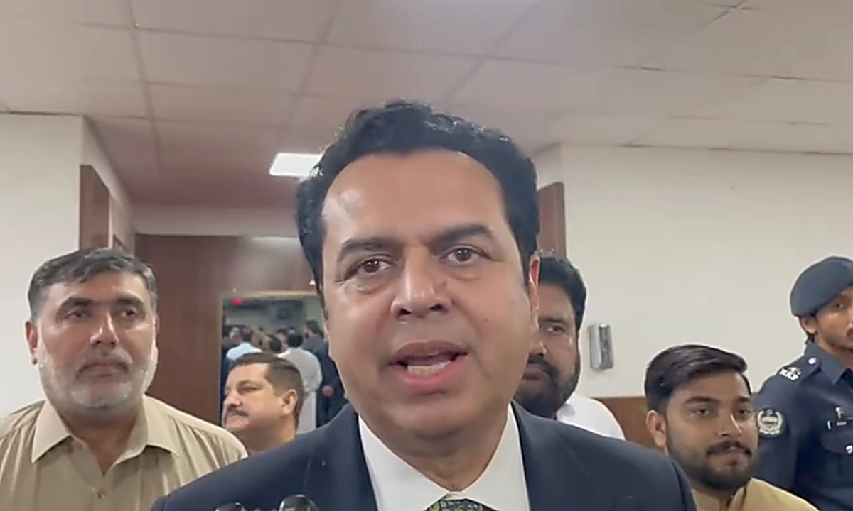 وزیر مملکت برائے داخلہ طلال چوہدری صحافیوں سے گفتگو کرتے ہوئے