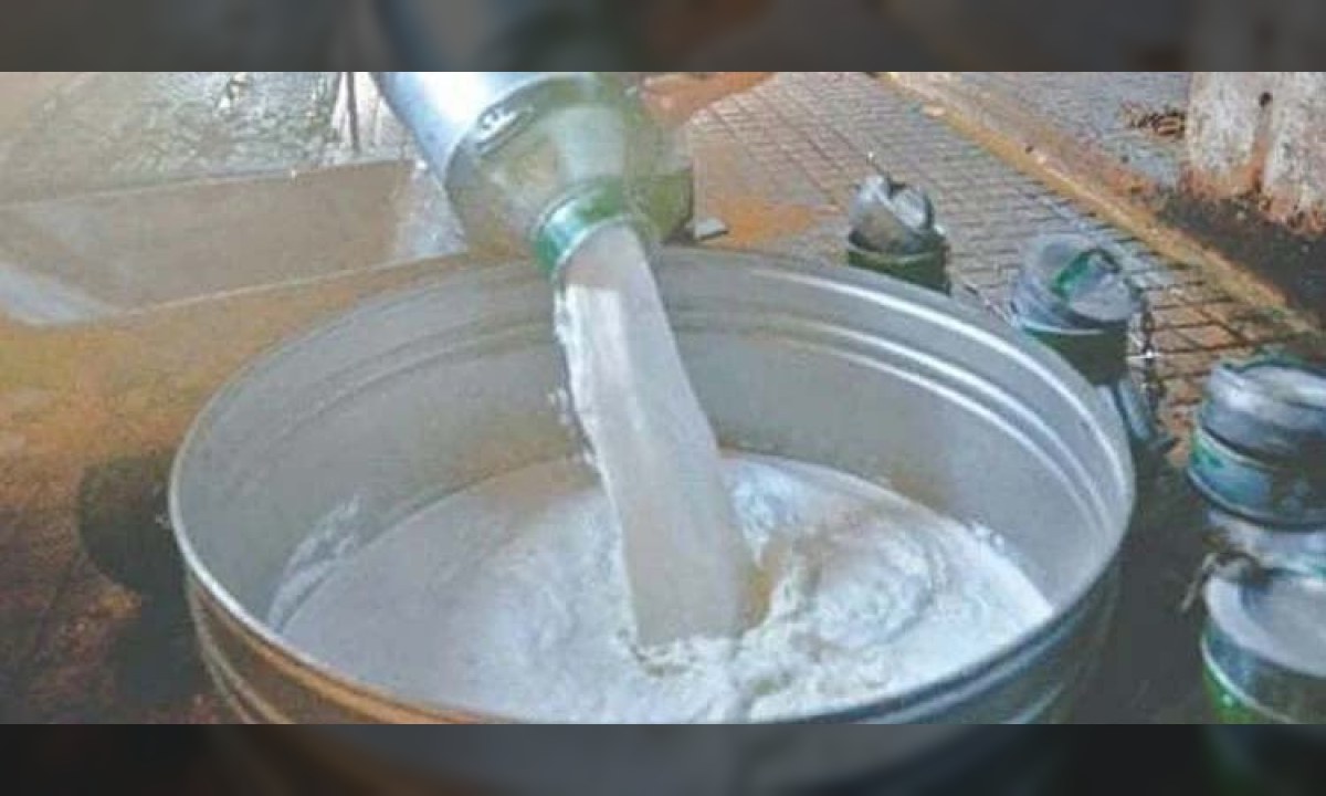 ڈیری فارمرز کا کراچی میں دودھ کی قیمت بڑھانے کا مطالبہ اور پیٹرولیم مصنوعات کی نئی قیمتوں کا منظر